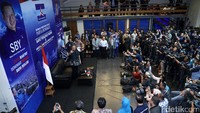 SBY melambaikan tangan seusai jumpa pers.