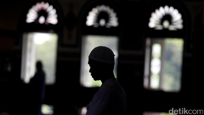 Massa FPI melakukan salat Dhuha dan mengaji di Masjid Al-Azhar sebelum berangkat menuju Polda Metro Jaya untuk berunjuk rasa.