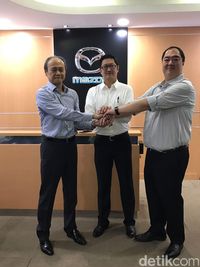 Dari kiri ke kanan, Presdir MMI Keizo Okue, CEO PT EMI Roy A. Arfandy dan CEO Eurokars Group Indonesia Herbert Kwee