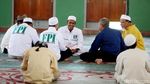 Suasana Salat Dhuha Massa Pro Rizieq di Masjid Al-Azhar