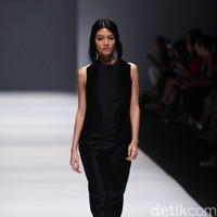 Koleksi terbaru yang ditampilkan desainer Vinora mengusung tema Clean Chic Dewi Fashion Knight, di Jakarta Fashion Week 2017. Senayan City. Jakarta. [Foto: Mohammad Abduh/Wolipop]