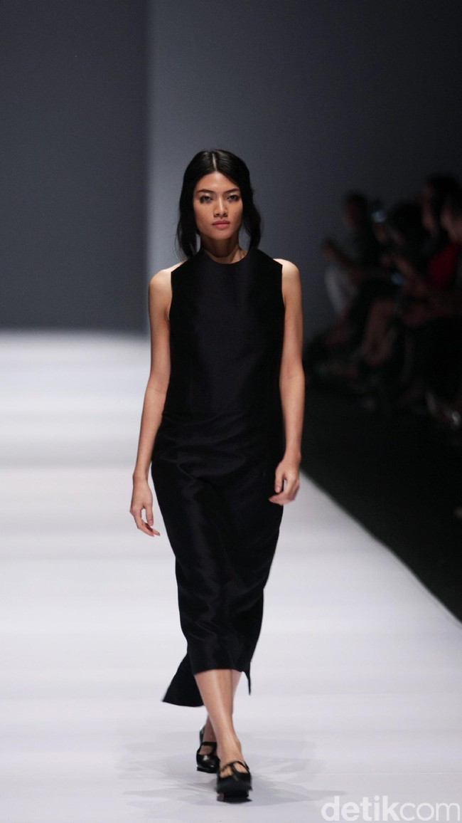 Koleksi terbaru yang ditampilkan desainer Vinora mengusung tema Clean Chic Dewi Fashion Knight, di Jakarta Fashion Week 2017. Senayan City. Jakarta. [Foto: Mohammad Abduh/Wolipop]