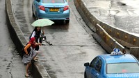 Selain itu, polisi menutup Jembatan Penyeberangan Orang (JPO) di depan Mapolda Metro Jaya.