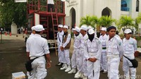 Sejumlah anggota laskar FPI melakukan briefing di area masjid. Mobil komando juga sudah disiapkan untuk mengawal massa yang akan bergerak ke Polda Metro Jaya.