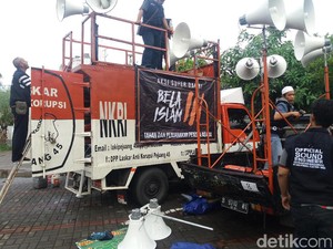 3 Mobil Komando Siap Kawal Massa FPI Menuju Polda Metro Jaya