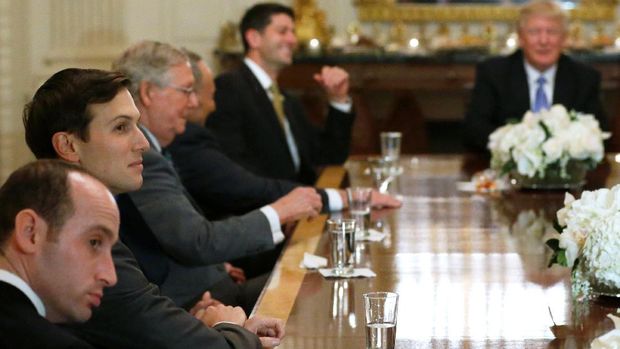 Stephen Miller (paling kiri) saat mendampingi Trump bertemu pemimpin parlemen AS