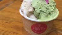 Ada juga gelato jasmine tea yang rasanya mirip teh kemasan populer, Teh Botol. Enak dipadukan dengan gelato green tea yang pekat.