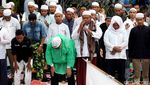 Bersajadah Jas Hujan, Massa Pro Rizieq Salat di Depan Mapolda
