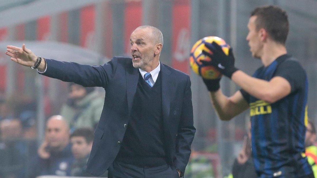 Stefano Piolo saat melatih Inter Milan (Getty Images/Emilio Andreoli)