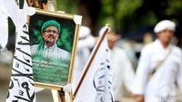 Massa FPI dan GNPF MUI juga membawa foto Habib Rizieq.
