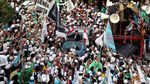 Habib Rizieq Temui Massa di Depan Polda Metro