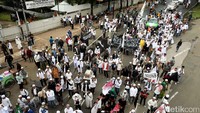 Mereka melakukan longmarch di Jalan Sudirman.