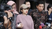 Meskipun tengah sakit, aktris berusia 36 tahun itu ia menyempatkan datang untuk melihat proses rekonstruksi atas kasus pemukulan yang melibatkan asistennya itu. Pool/Ismail/detikFoto.