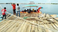 Mau coba berkeliling pantai bersama kerabat atau sahabat? Traveler bisa coba naik perahu angsa ini (Bonauli/detikTravel)