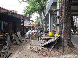 Disisir Satpol PP, PKL Cihampelas Bongkar Lapaknya Sendiri