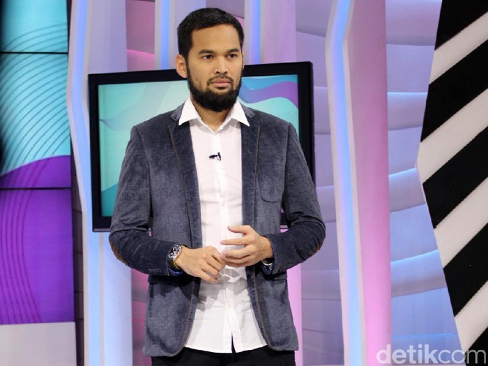 Shireen Sungkar dan Teuku Wisnu saat mengisi acara Berita Islami Masa Kini.