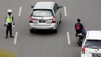 Seorang pengendara motor nekat menerobos petugas kepolisian yang berjaga dalam razia gabungan yang digelar di Jalan Jati Baru Raya, Tanah Abang, Jakarta, Kamis (2/2/2017).