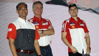 Jorge Lorenzo berpose dengan Tim Ducati di sela acara yang digagas oleh Shell di Jakarta.