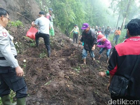 Jalur Bromo Via Tumpang Tertutup Longsor