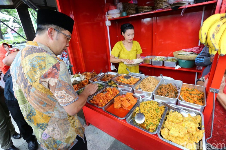 Momen Ridwan Kamil Makan Siang di PKL Skywalk Cihampelas Momen Ridwan Kamil Makan Siang di PKL Skywalk Cihampelas