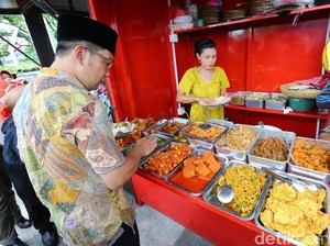 Momen Ridwan Kamil Makan Siang di PKL Skywalk Cihampelas