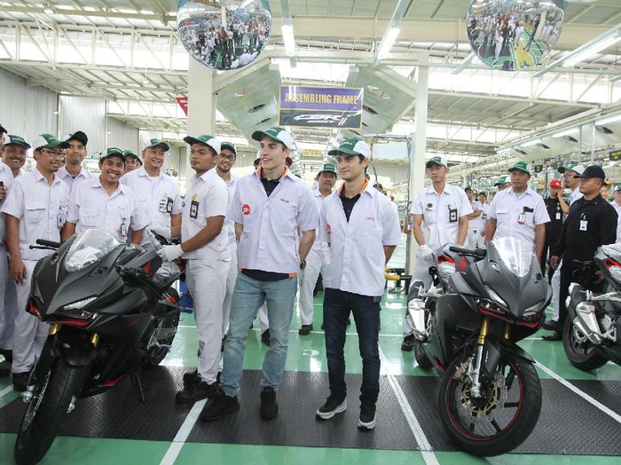 Marquez dan Pedrosa Lihat-lihat Produksi Honda CBR250RR