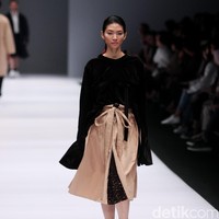 Koleksi IKYK for Korean Cultural mengusung tema Urban di Jakarta Fashion Week 2017. Senayan City. Jakarta. [Foto: Mohammad Abduh/Wolipop]