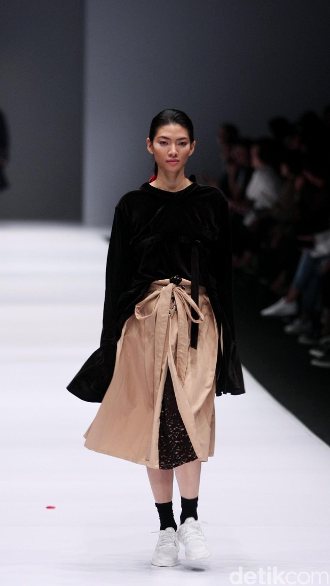 Koleksi IKYK for Korean Cultural mengusung tema Urban di Jakarta Fashion Week 2017. Senayan City. Jakarta. [Foto: Mohammad Abduh/Wolipop]