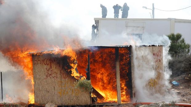 Warga yang menolak digusur membakar properti