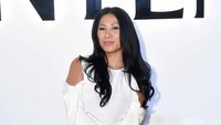 Penyanyi berusia 42 tahun itu tampil dengan atasan putih dan celana panjang hitam dan heels putih-merah. Pool/Noel/detikFoto.