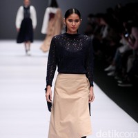 Koleksi IKYK for Korean Cultural mengusung tema Urban di Jakarta Fashion Week 2017. Senayan City. Jakarta. [Foto: Mohammad Abduh/Wolipop]