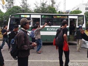 Penumpang Protes Bus Antar Provinsi Tidak Masuk Terminal Grogol