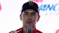Dalam keterangannya, Lorenzo mengaku yakin dengan performa motornya dan sudah kebelet untuk menjajal tunggangan barunya, Ducati Desmosedici.