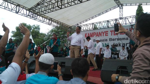 Anies dan Sandiaga joget saat kampanye bersama Rhoma Irama / 