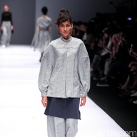 Koleksi IKYK for Korean Cultural mengusung tema Urban di Jakarta Fashion Week 2017. Senayan City. Jakarta. [Foto: Mohammad Abduh/Wolipop]