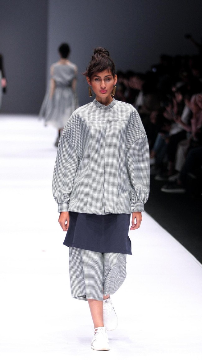 Koleksi IKYK for Korean Cultural mengusung tema Urban di Jakarta Fashion Week 2017. Senayan City. Jakarta. [Foto: Mohammad Abduh/Wolipop]