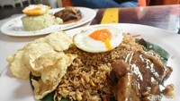 Nasi goreng buntut dengan porsi yang royal semakin enak diberi topping daging buntut yang lembut dan telur mata sapi gurih. Semakin enak dinikmati bersama acar dan emping renyah.