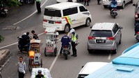 Dalam razia gabungan tersebut, masih banyak masyarakat yang melakukan pelanggaran. Nampak pengendara sepeda motor tidak mengenakan helm.