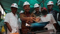 IGN Wiratmaja memasak pada kompor yang memakai gas bumi.