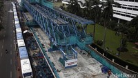 Pekerja tengah menyelesaikan proyek pembangunan MRT yang rencananya akan beroperasi pada Maret 2019 mendatang.