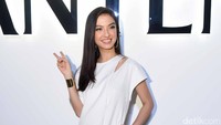 Bintang film Surga yang (Tak) Dirindukan 2 itu tampil dengan atasan putih, celana panjang hitam dan sneakers gold. Pool/Noel/detikFoto.
