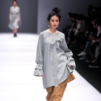 Koleksi IKYK for Korean Cultural mengusung tema Urban di Jakarta Fashion Week 2017. Senayan City. Jakarta. [Foto: Mohammad Abduh/Wolipop]