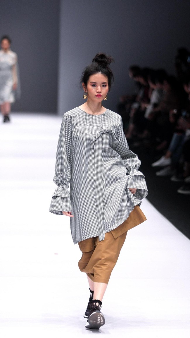 Koleksi IKYK for Korean Cultural mengusung tema Urban di Jakarta Fashion Week 2017. Senayan City. Jakarta. [Foto: Mohammad Abduh/Wolipop]