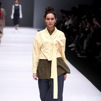 Koleksi IKYK for Korean Cultural mengusung tema Urban di Jakarta Fashion Week 2017. Senayan City. Jakarta. [Foto: Mohammad Abduh/Wolipop]