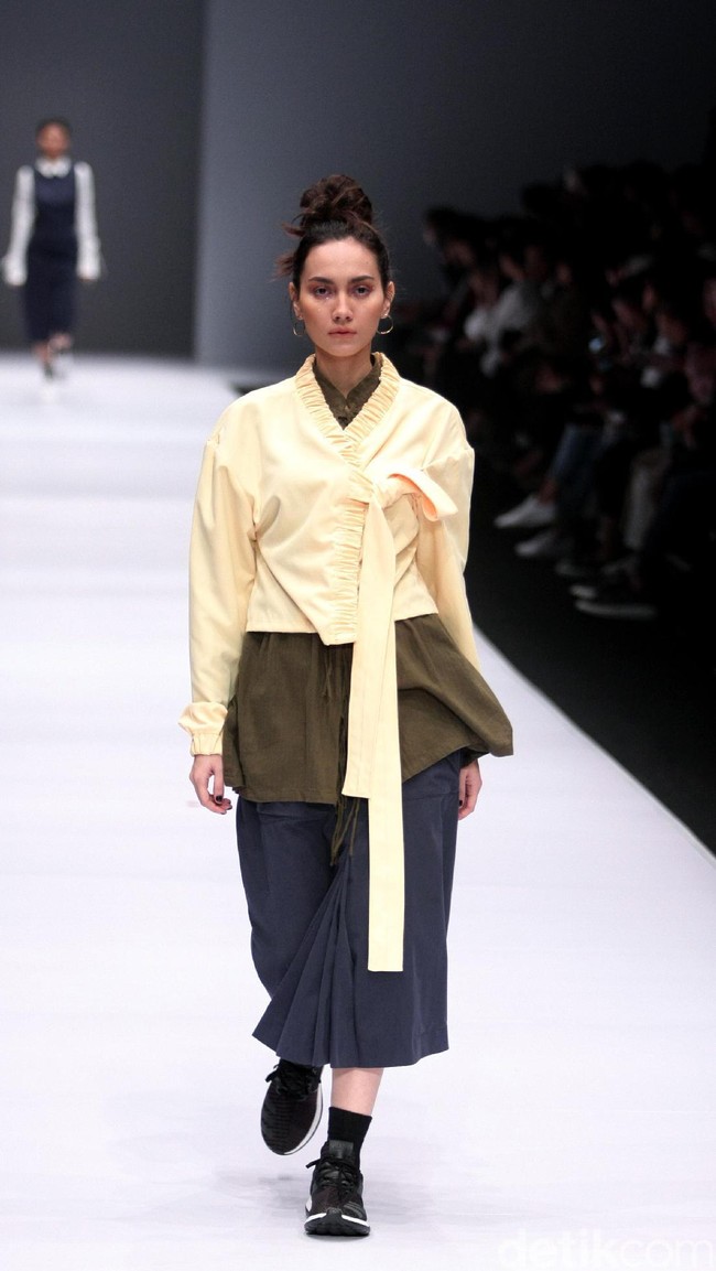 Koleksi IKYK for Korean Cultural mengusung tema Urban di Jakarta Fashion Week 2017. Senayan City. Jakarta. [Foto: Mohammad Abduh/Wolipop]