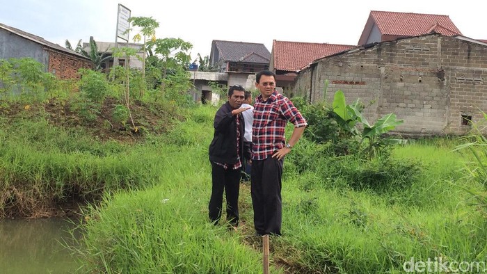 Blusukan di Cipayung, Ahok Jajan Kunyit Asem dan Janji Aspal Jalan