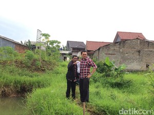 Blusukan di Cipayung, Ahok Jajan Kunyit Asem dan Janji Aspal Jalan
