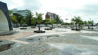 Letaknya yang tak jauh dari pusat kota Makassar membuat pantai ini menjadi incaran untuk bersantai dan melepaskan penat. Traveler bisa hunting foto dan menikmati suasana pantai dalam bingkai modern (Bonauli/detikTravel)