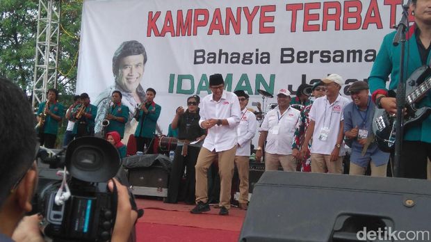 Anies dan Sandiaga joget saat kampanye bersama Rhoma Irama / 