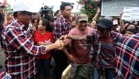 Djarot menyapa warga kampung yang terkenal dengan kawasan Bandar Narkoba itu. Pool/dok. Timses Ahok Djarot.